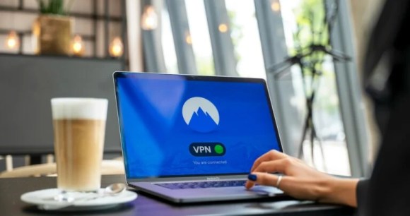 Peu de VPN peuvent se targuer de n'enregistrer aucun log d'activité. NordVPN en fait partie // Source : Petter Lagson via Unsplash