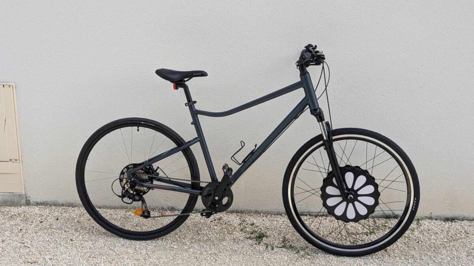 cycliste en ville sur vélo à assistance électrique avec kit roue avant, piste cyclable urbaine