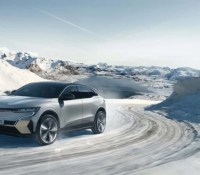 Peugeot et Renault font mieux que Tesla sur la voiture électrique tandis qu’une voiture électrique chinoise impressionnante arrive enfin en France