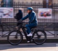 Comment Decathlon se lance massivement (et indirectement) dans le vélo électrique reconditionné