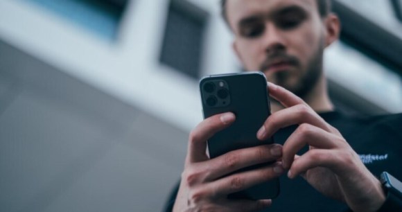 Non, les ondes de votre smartphone ne provoqueraient pas de cancer du cerveau selon l’OMS