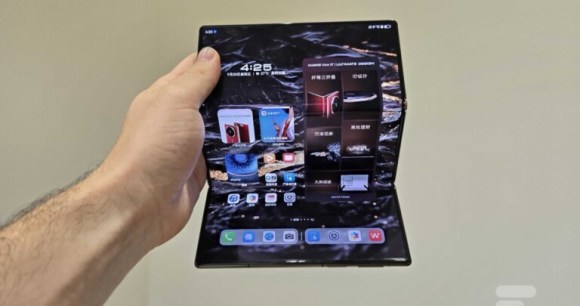 « C’est l’iPad du futur » : on a essayé le premier smartphone pliable en trois, le Huawei Mate XT