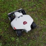 Mettez à jour cette tondeuse robot : elle coupe l’herbe mais aussi vos connexions