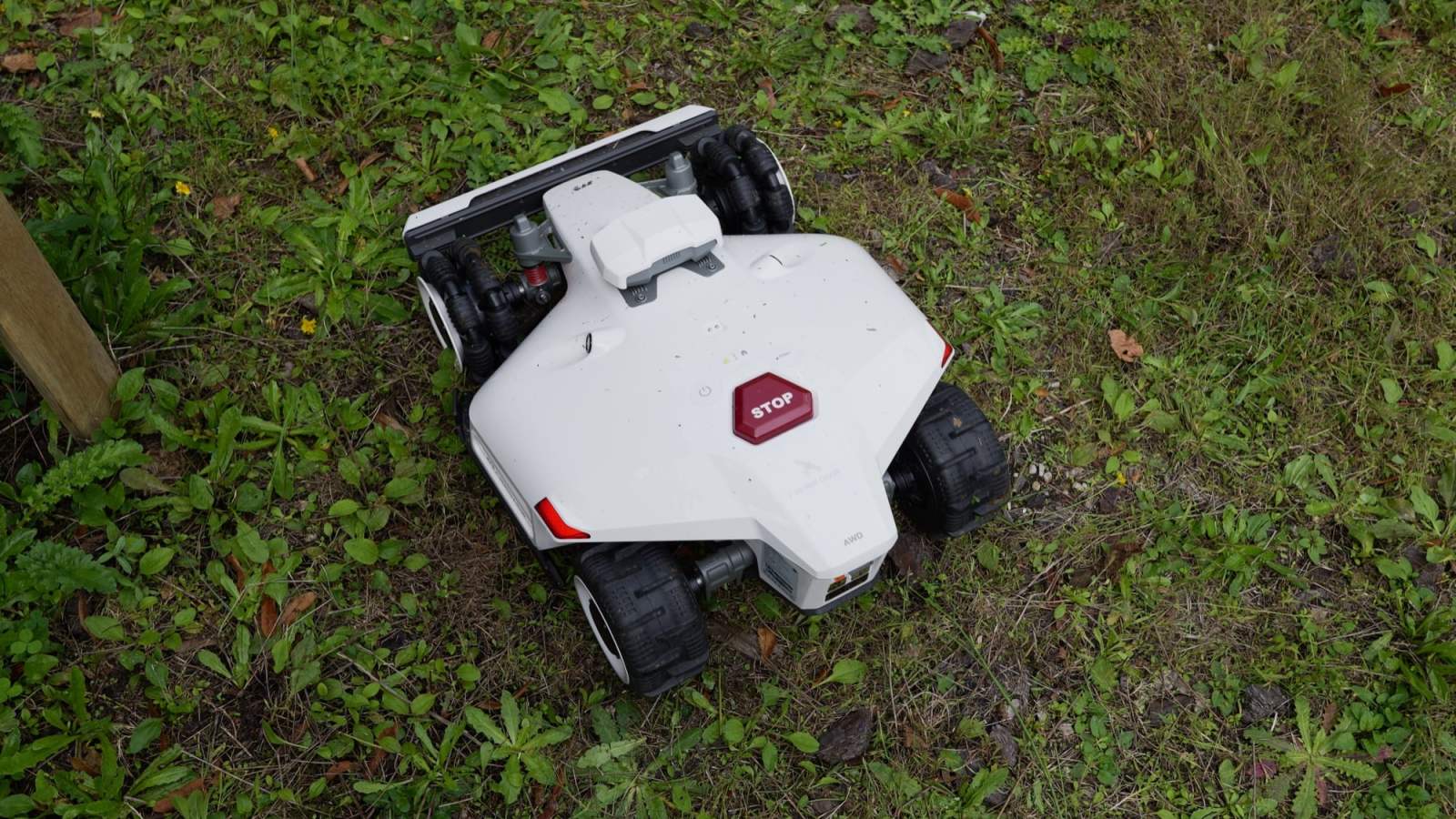 Mettez Ã  jour cette tondeuse robot : elle coupe lâ€™herbe mais aussi vos connexions