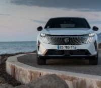 Jusqu’à 700 km d’autonomie : les Peugeot 3008 et 5008 électriques s’améliorent sur long trajet avec plusieurs améliorations