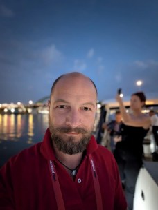 Pixel 9 Pro XL selfie portrait x0,7