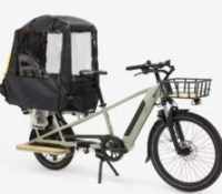 Decathlon dégaine une protection anti-pluie ultime pour son vélo électrique familial