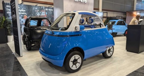 On a vu la Microlino Spiaggina, une petite voiture électrique qui sent bon l’été