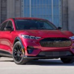 La Ford Mustang électrique continue de s’améliorer et peut conduire (presque) toute seule