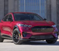 La Ford Mustang électrique continue de s’améliorer et peut conduire (presque) toute seule