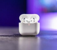 Apple AirPods 4 // Source : Chloé Pertuis / Frandroid