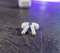 Apple AirPods 4 // Source : Chloé Pertuis / Frandroid