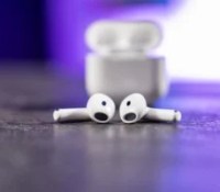 Apple AirPods 4 // Source : Chloé Pertuis / Frandroid