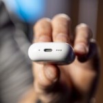 Apple AirPods 4 // Source : Chloé Pertuis / Frandroid