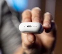 Apple AirPods 4 // Source : Chloé Pertuis / Frandroid