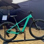 Decathlon pense aussi aux jeunes vététistes en lançant un VTT électrique spécialement pensé pour eux