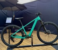 Decathlon pense aussi aux jeunes vététistes en lançant un VTT électrique spécialement pensé pour eux