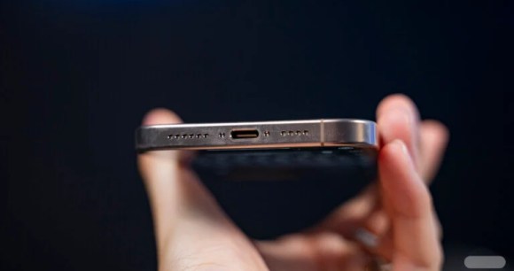 iPhone 16 Pro Max // Source : Chloé Pertuis pour Frandroid