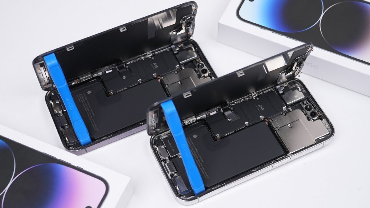 Des iPhone 15 démontés et posés sur une table