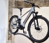 Une première chez Intersport : voici le Crossover GT, un vélo électrique avec transmission automatique qui fait tout à votre place