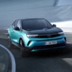 Moins cher et avec plus d’autonomie : le petit SUV électrique d’Opel devient vraiment plus intéressant