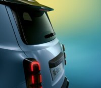 Renault dévoile enfin les premières images de la R4 électrique et ressuscite la 4L des années 60