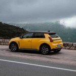 « Comme si c’était des cartes Pokémon » : Renault écrase tout sur la voiture électrique grâce à la R5