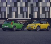 Renault 5 E-Tech verte (Techno) et jaune (Iconic Cinq)