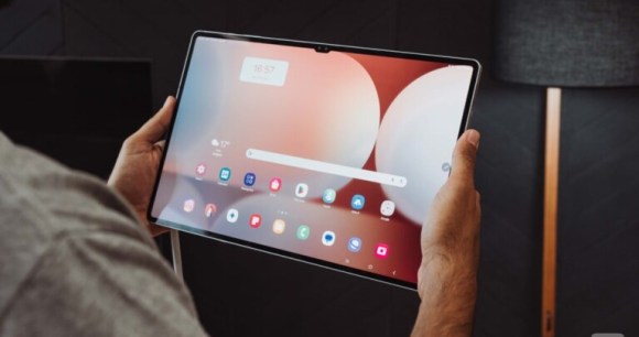 À peine sortie, la Samsung Galaxy Tab S10 Plus est 310 € moins chère, accessoires offerts en prime