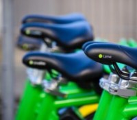 Après les trottinettes, cette capitale européenne interdit aussi les vélos électriques en libre-service