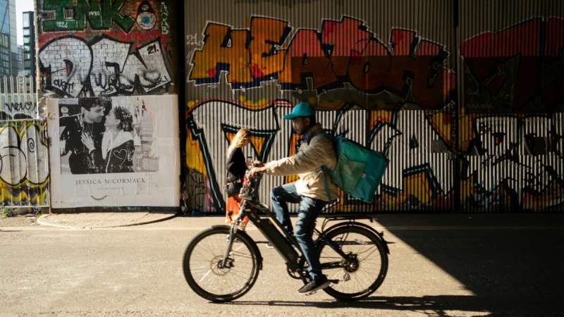 Londres a déjà saisi plus de vélos et trottinettes électriques illégaux en 2026 qu’en 2025 : merci leur banc d’essai roulant qui change la donne