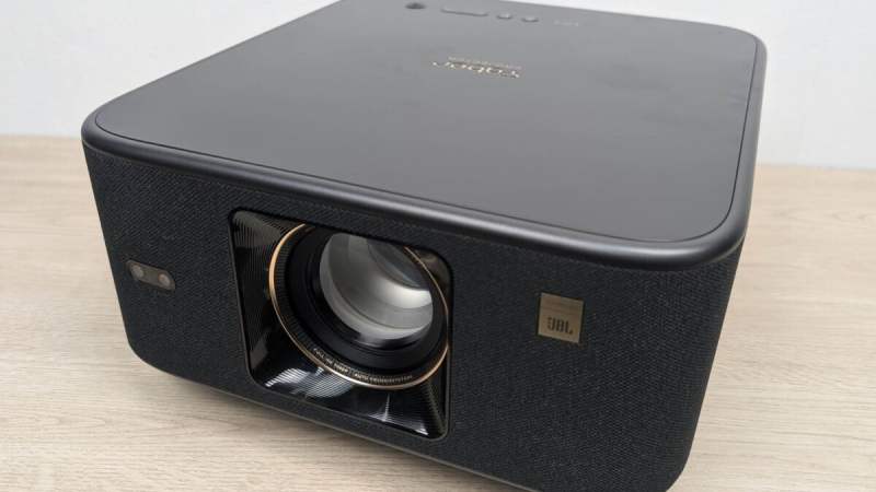 Ce vidéoprojecteur LED en promo à 269&nbsp;€ transforme votre salon en cinéma Full HD avec écran 200&Prime;, pop-corn non inclus