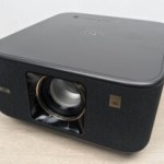 Ce vidéoprojecteur LED en promo à 269 € transforme votre salon en cinéma Full HD avec écran 200&Prime;, pop-corn non inclus