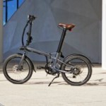 On a testé le vélo électrique Decathlon qui se déplie en 1 seconde : mission (presque) réussie