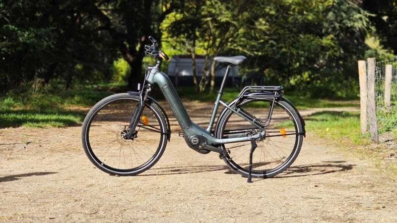 Decatlon retire 200 € sur le Rockrider E-ACTV 900, un VTC électrique endurant noté 9/10