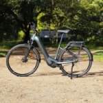 Decatlon retire 200 € sur le Rockrider E-ACTV 900, un VTC électrique endurant noté 9/10