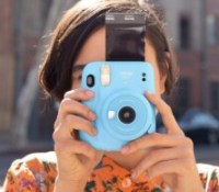 Cet appareil photo instantané, stylé et compact, est une super idée de cadeau pas cher pour Noël