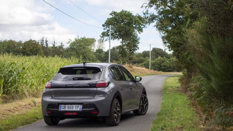 Voitures électriques&nbsp;: les prix chutent enfin mais pourraient augmenter de 2 300&nbsp;€ à cause des moteurs thermiques