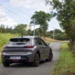 Voitures électriques : les prix chutent enfin mais pourraient augmenter de 2 300 € à cause des moteurs thermiques