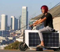 Bardé de panneaux solaires, ce deux-roues électrique a forcément quelque chose d’unique