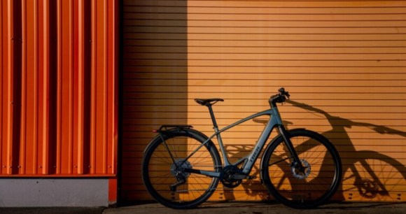 En plus d’être tout équipé, ce nouveau vélo électrique de ville est relativement léger