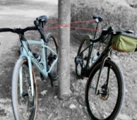 Comment immobiliser son vélo (électrique) sans béquille ? Cette marque allemande a trouvé une astucieuse solution