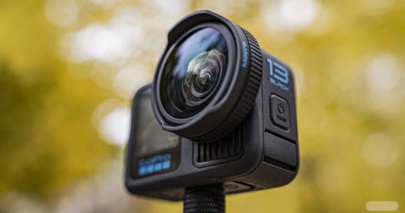 La GoPro Hero 13 Black et son objectif macro // Source : Chloé Pertuis – Frandroid