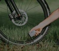 Hyper compacte et puissante, cette pompe électrique pour vélo mise tout sur la praticité