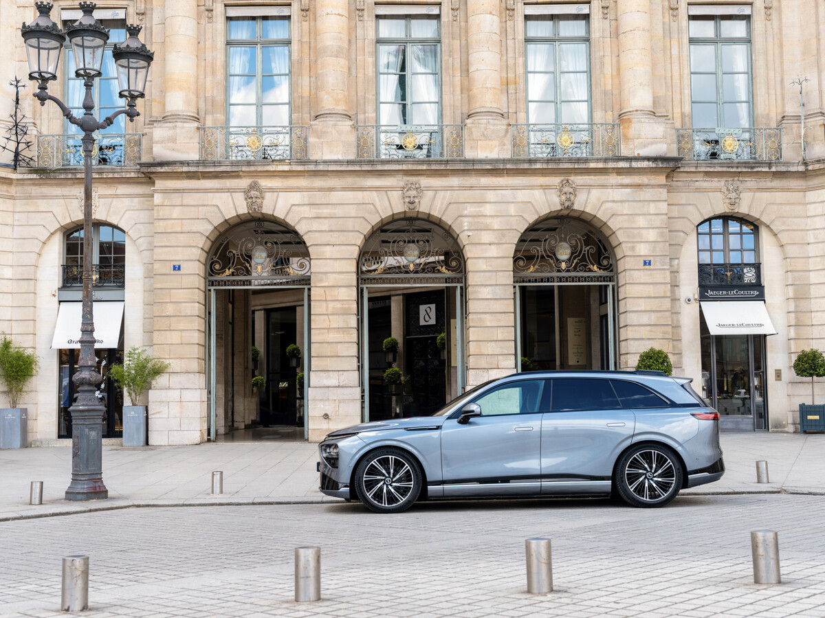 SUV Xpeng G9 Place Vendôme Paris