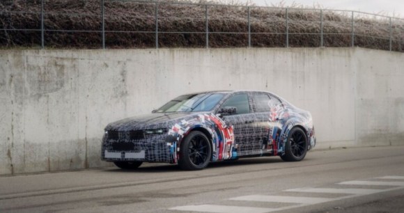 Avec cette voiture électrique et ses quatre moteurs, BMW compte faire mieux que les voitures thermiques