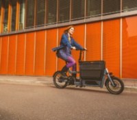 Ce vélo cargo électrique n’est vraiment pas comme les autres grâce à son ingénieux système de pliage