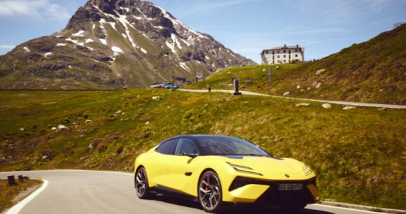 On a essayé la Lotus Emeya S, la voiture électrique qui se recharge le plus rapidement de France