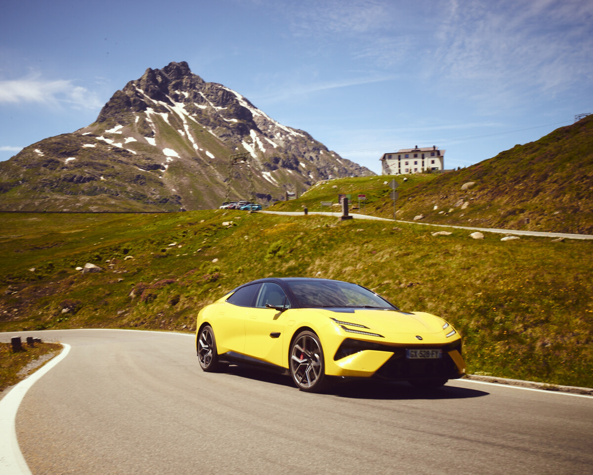 On a essayé la Lotus Emeya S, la voiture électrique qui se recharge le plus rapidement de France