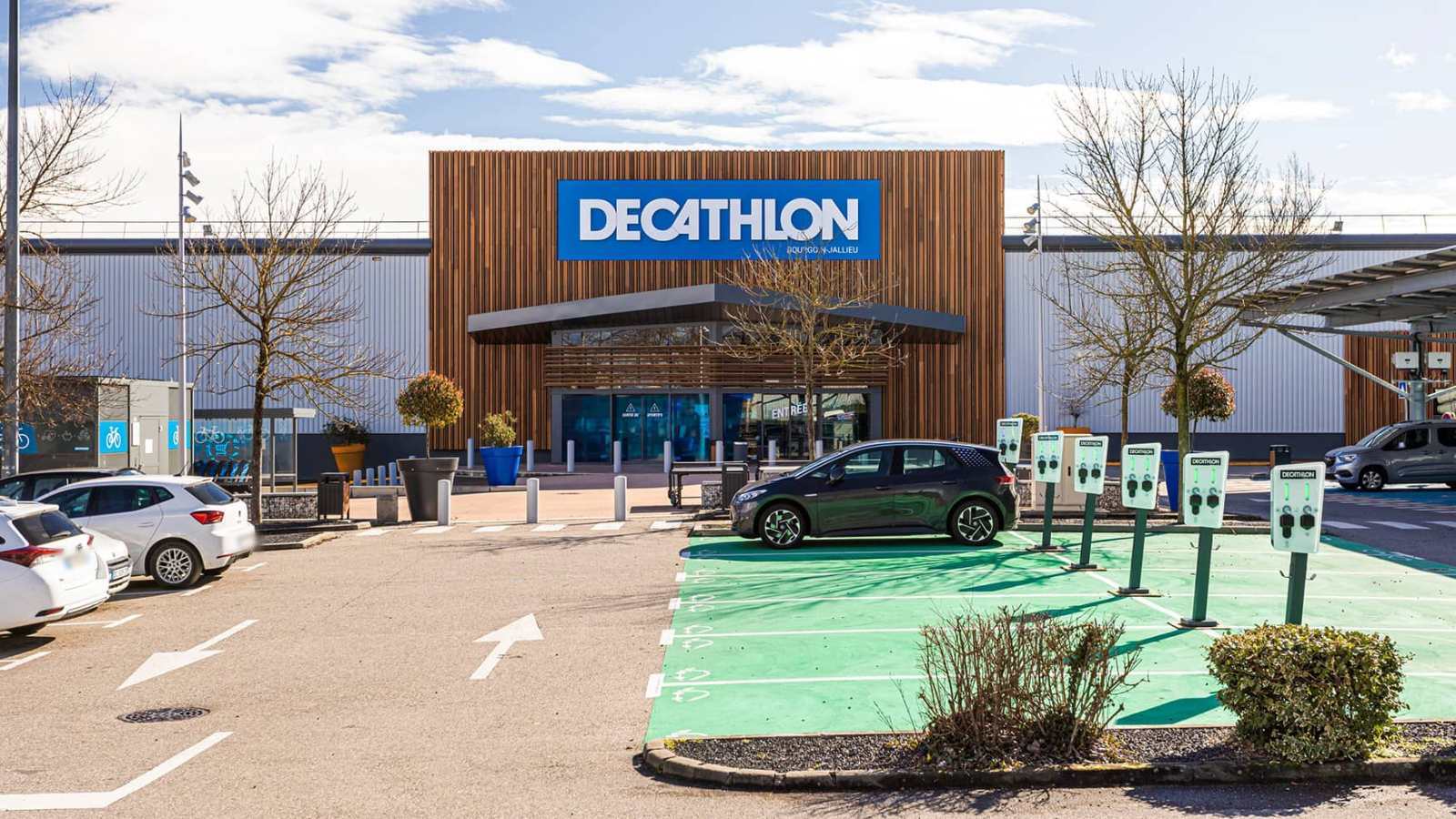 Tesla battu par un petit nouveau : comment Decathlon s’invite dans les réseaux de recharge préférés des Français